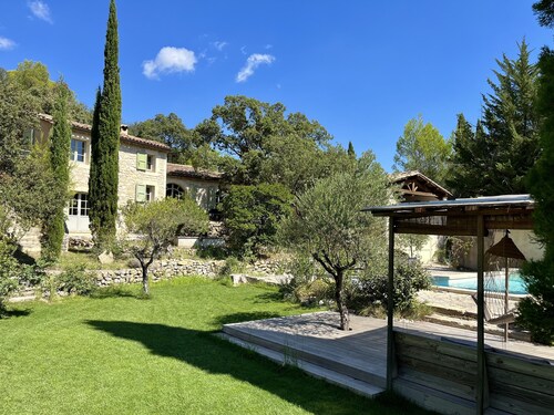 Mas familial face au Pic Saint Loup avec piscine chauffée et Jacuzzi extérieur