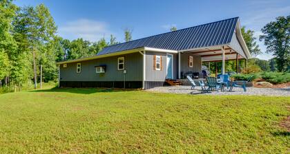 Cozy Clarkesville Getaway w/ Fire Pit!