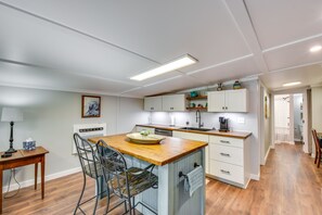 Réfrigérateur, micro-ondes, plaque de cuisson, lave-vaisselle