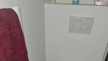 Doccia, asciugacapelli, asciugamani, sapone