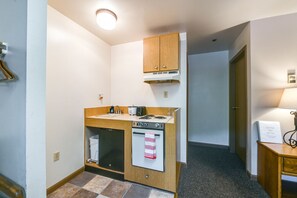Private kitchen - 5 Mi to Russian River Falls! Pet-Friendly Studio (Cooper Landing)