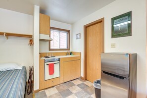 Private kitchen - Kenai River Across Street! Mtn-View Retreat (Cooper Landing)