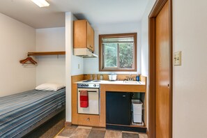 Private kitchen - Near River & Trails! Serene Stay in Cooper Landing (Cooper Landing)
