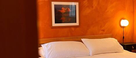 2 bedrooms, travel cot, free WiFi, bed sheets