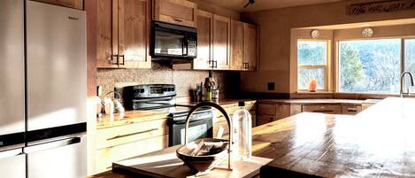 Coffee/tea maker, fridge, microwave, oven