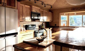 Fridge, microwave, oven, stovetop - A high-design primary residence designed for slow mornings and creative resets in Page Springs. (Cornville)