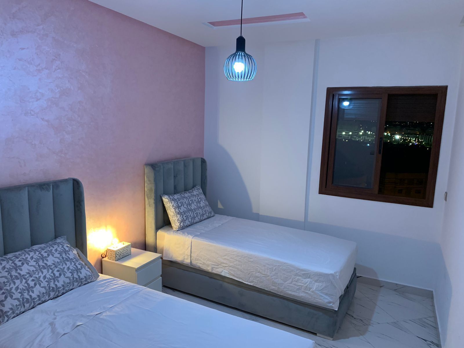 2 makuuhuonetta, silitysrauta/-lauta, vuodevaatteet