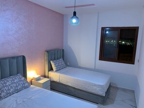 2 habitaciones, tabla de planchar con plancha y ropa de cama