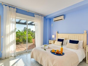 3 bedrooms, free WiFi, bed sheets - Luxury Beachfront Villa with Private Terrace & Pools in Puerto Banús (Marbella)