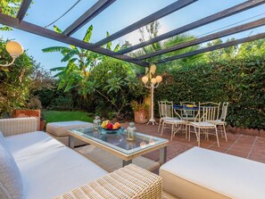 Outdoor dining - Luxury Beachfront Villa with Private Terrace & Pools in Puerto Banús (Marbella)