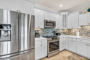 Fridge, microwave, stovetop, dishwasher - P08 - Beautiful 4 bedroom, 3 bathroom half Duplex in Key Colony with private pool (Key Colony Beach)