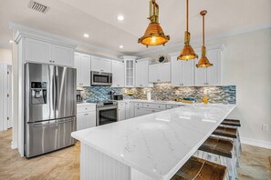 Kühlschrank, Mikrowelle, Herdplatte, Geschirrspüler