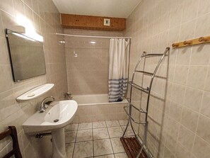 Bathroom - Large apartment for 8, pets allowed, parking, near the slopes (Les Gets)