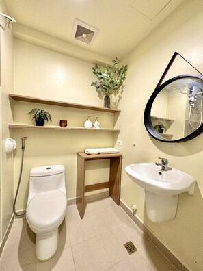 Shower, bidet, towels, soap - Cozy Studio I.T. Park Avida Riala (Cebu City)