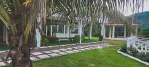 Property grounds - Kelso Sunset Villa -Cozy Quiet Retreat-Comfortable sleeps 8 
2 King/4 Queen Beds (Hanover Parish,)