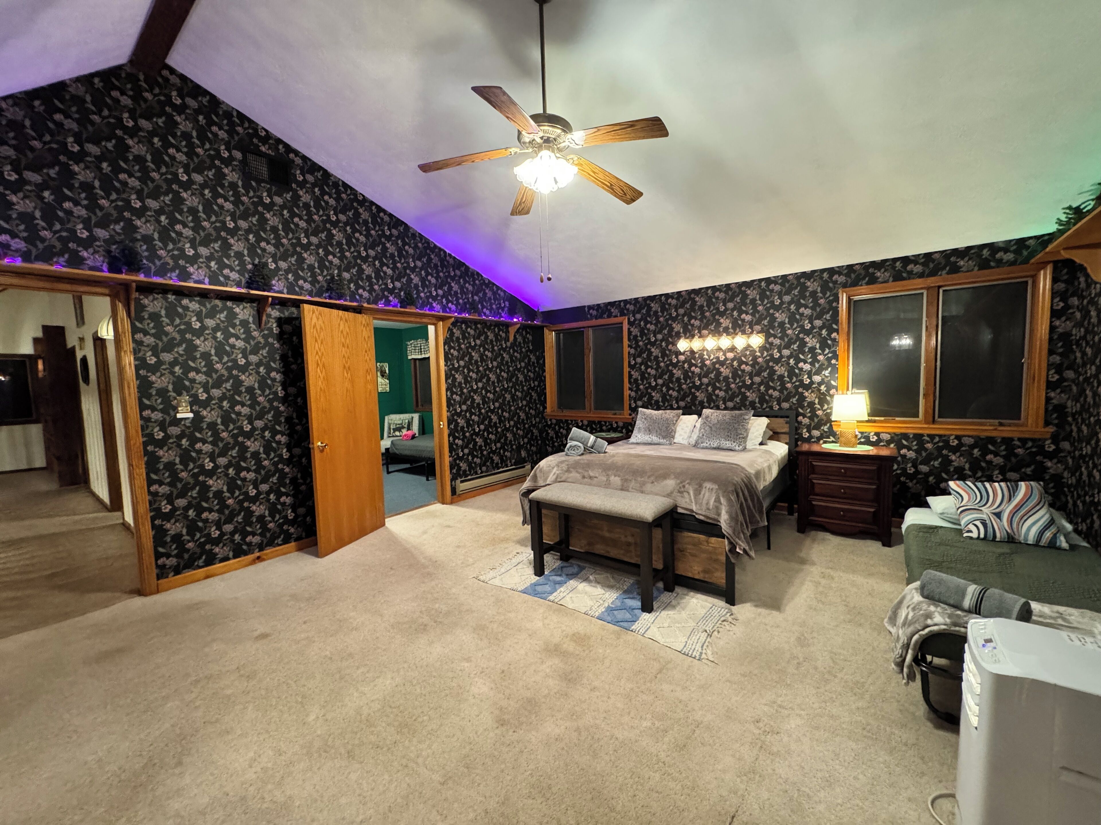 4 bedrooms, iron/ironing board, WiFi, bed sheets