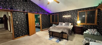 Huge Chalet with Hot Tub, Game Room, Close to Ski Mountains & Waterparks!