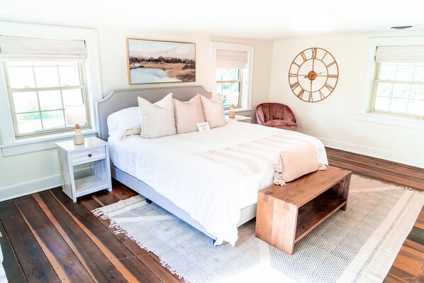 3 bedrooms, desk, iron/ironing board, travel cot