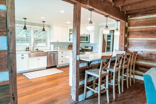 Family Winter Escape with room to explore and fireplace to warm. Pond. Fire Pit.