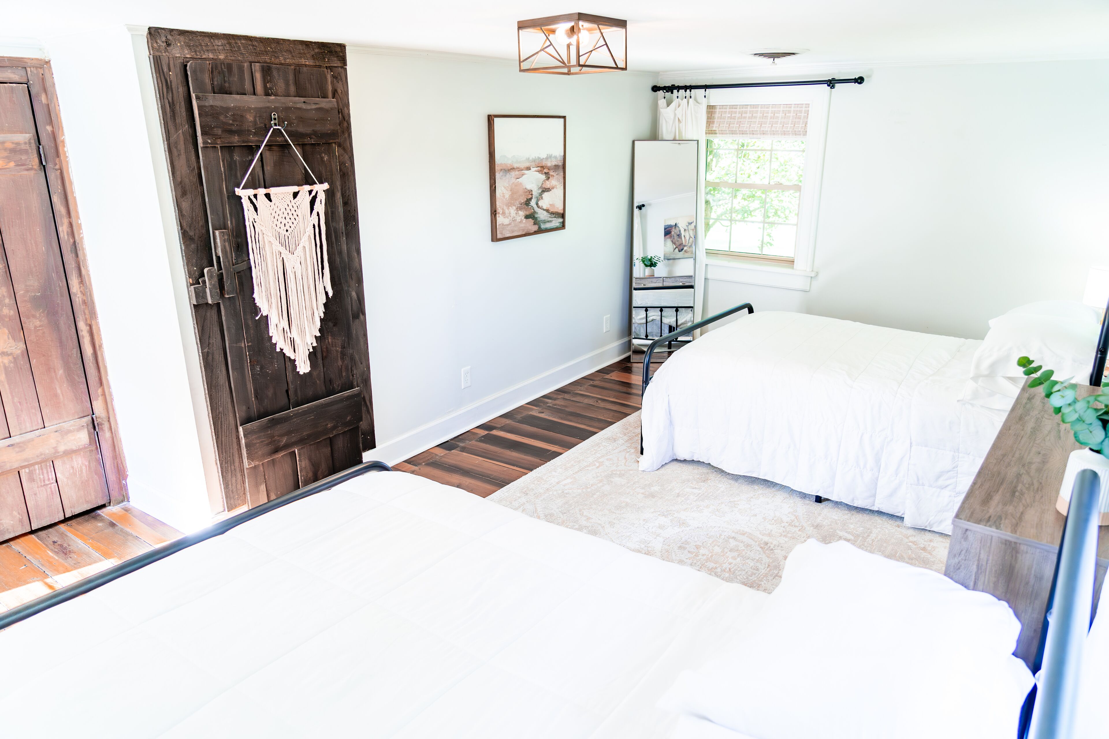 3 bedrooms, desk, iron/ironing board, travel crib