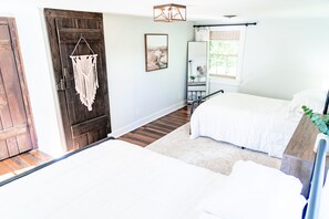 3 habitaciones, escritorio y tabla de planchar con plancha 