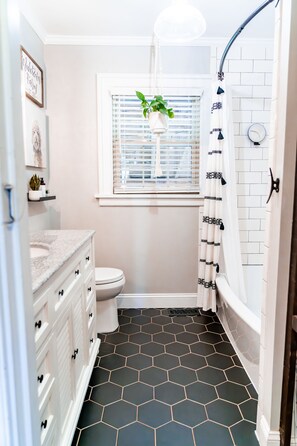 Secadora de cabello, toallas, jabón, shampoo 