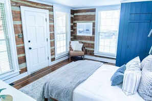 3 habitaciones, escritorio y tabla de planchar con plancha 