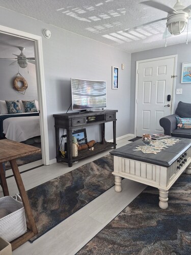 Beachy 1 bedroom across the street from the beautiful beaches of Cape Canaveral,