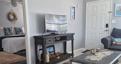 Beachy 1 bedroom across the street from the beautiful beaches of Cape Canaveral,