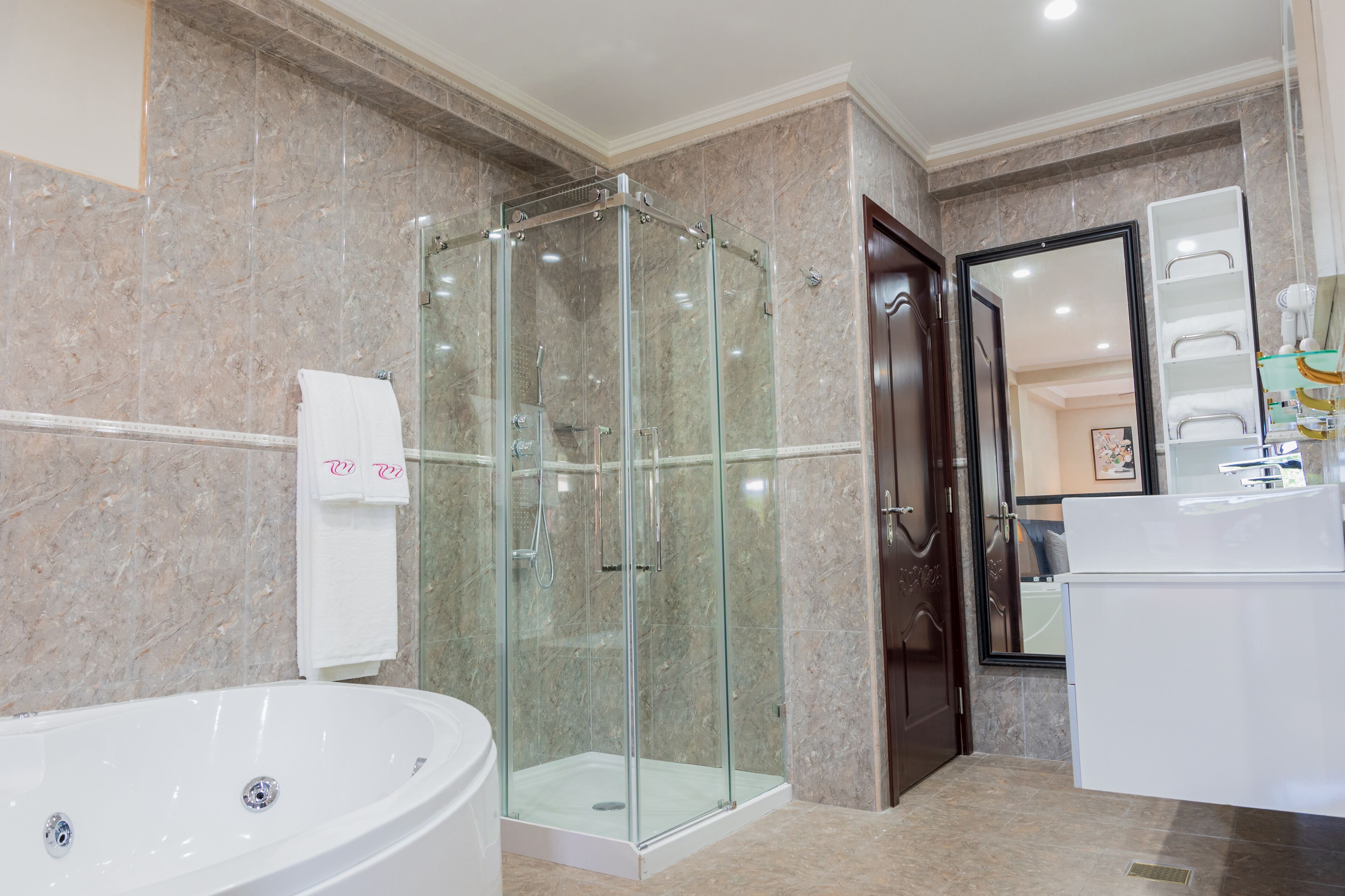 Presidential-Suite | Badezimmer | Dusche, Regendusche, kostenlose Toilettenartikel, Haartrockner