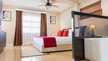 Suite – president | Sengetøy av topp kvalitet, senger med overmadrass og safe på rommet