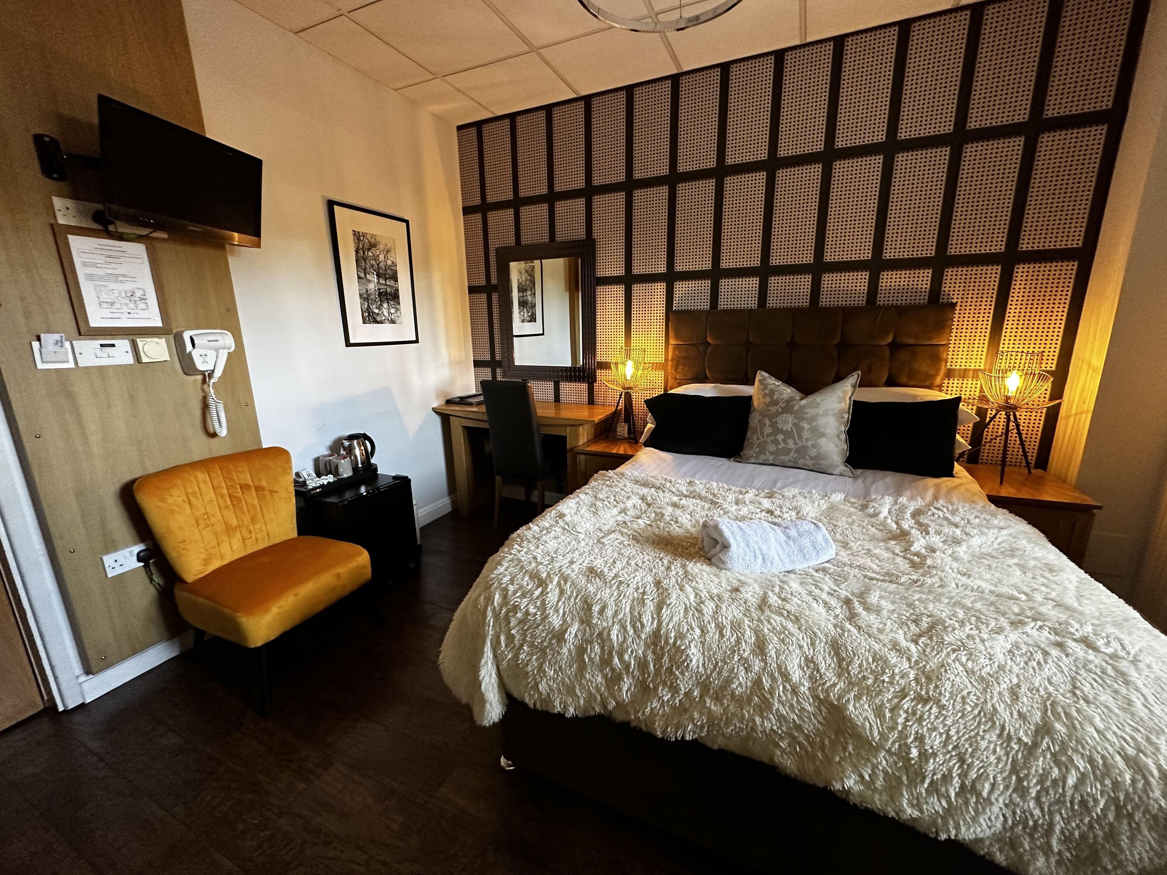 12 chambres, fer et planche à repasser, Wi-Fi, draps fournis