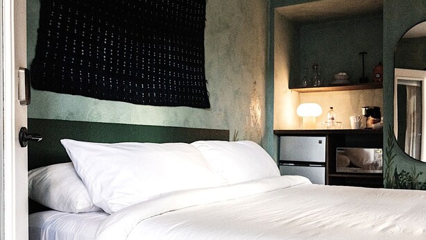 A bedroom with a bed, a nightstand, a lamp, and a mirror. - Professionally designed, centrally located to wineries and red rocks, premium bedding for a positive reset. Dogs Welcome. (Cornville)