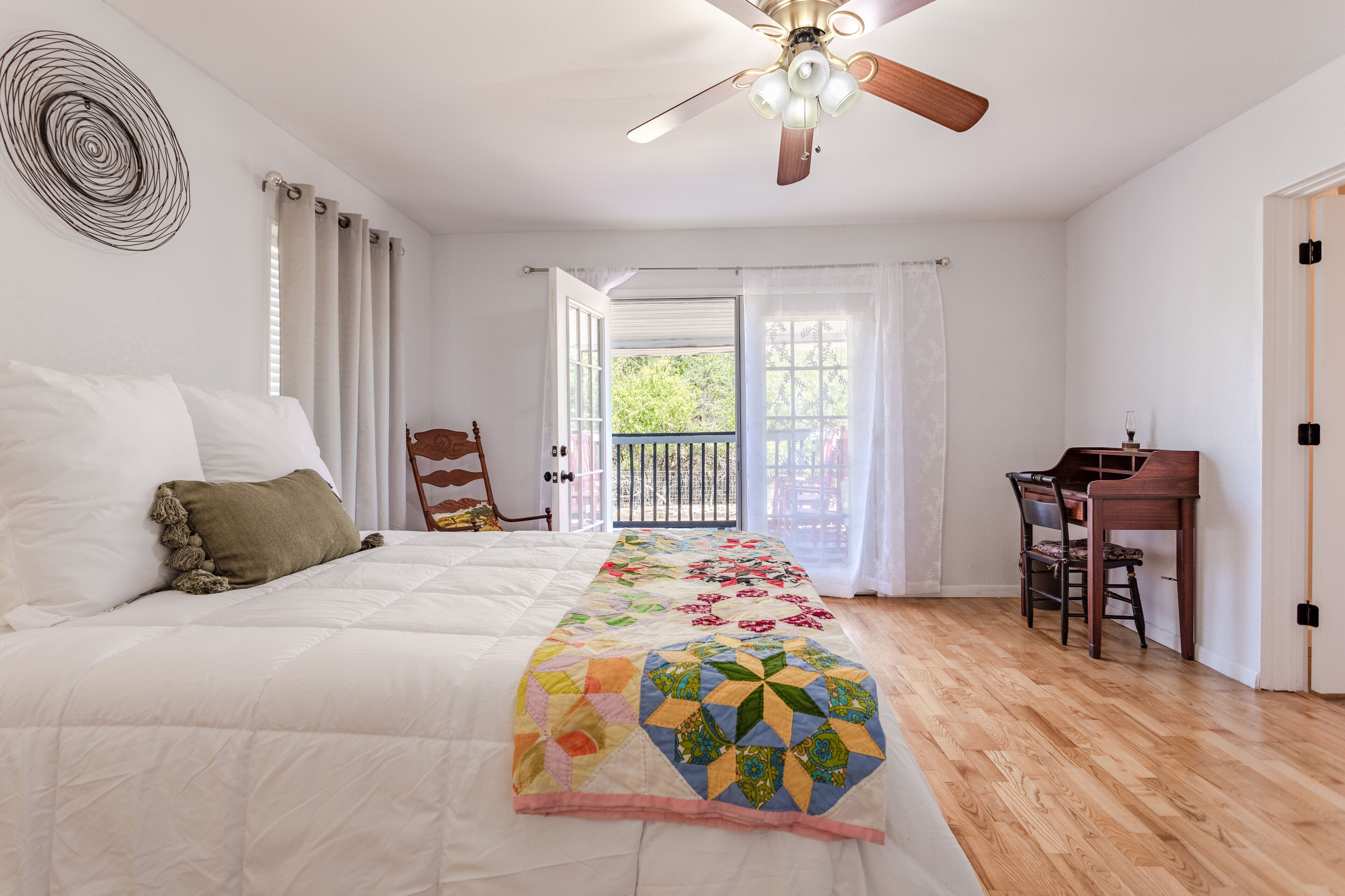 2 chambres, bureau, fer et planche à repasser, lit parapluie