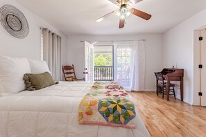 2 bedrooms, desk, iron/ironing board, travel crib - The Farmhouse - 15min from Waco (Crawford)