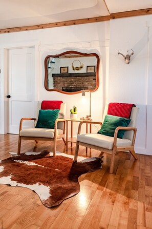 Interior - The Farmhouse - 15min from Waco (Crawford)