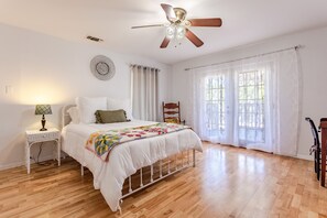 2 chambres, bureau, fer et planche à repasser, lit de bébé portatif