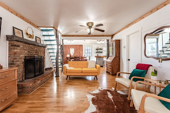 Smart TV, fireplace - The Farmhouse - 15min from Waco (Crawford)