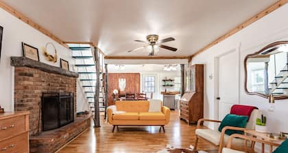 The Farmhouse - 15min from Waco