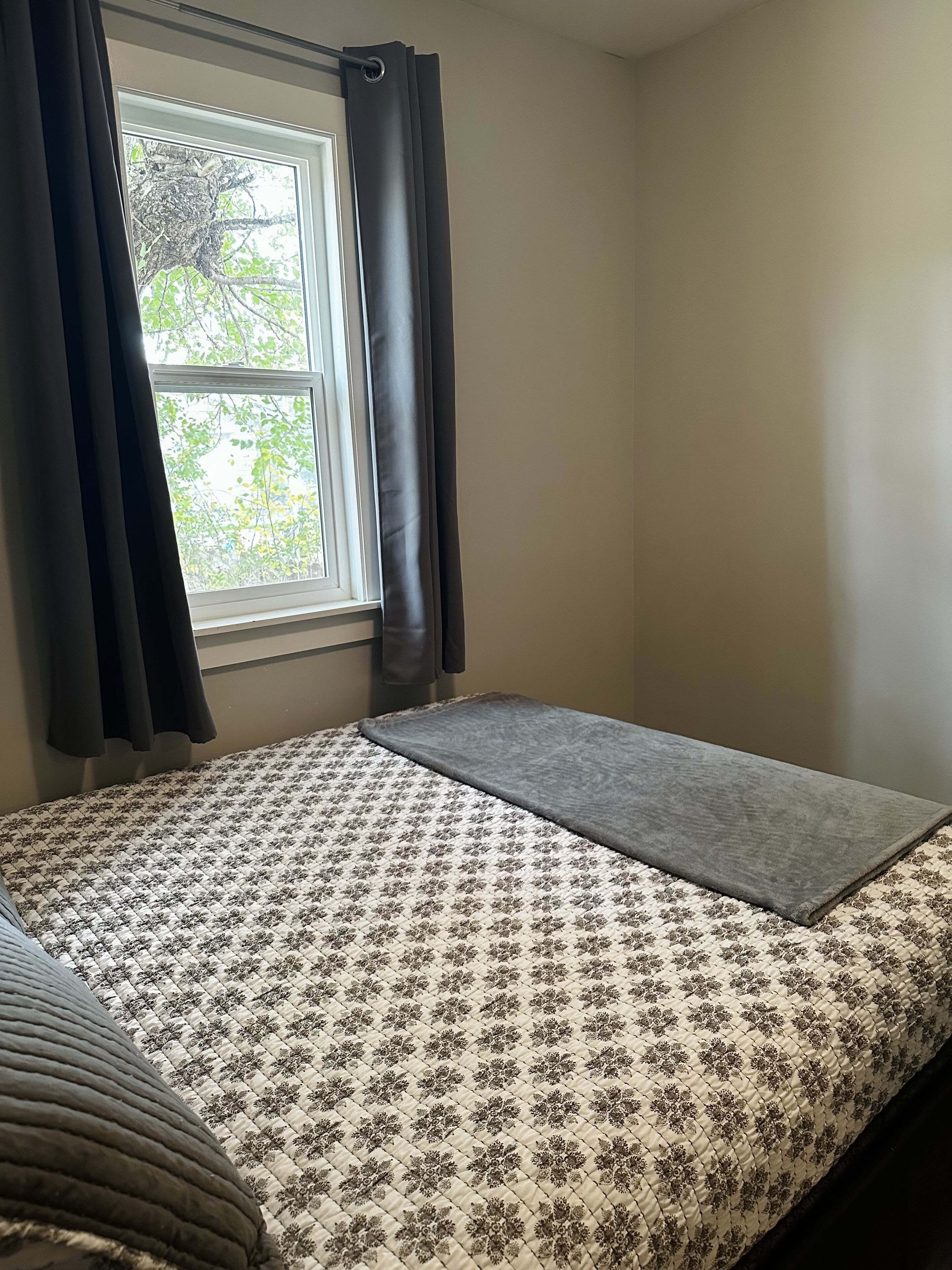 2 室のベッドルーム、旅行用ベビーベッド、WiFi (無料)、ベッドシーツ