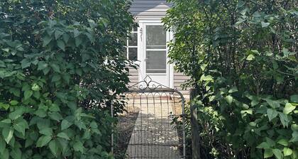 House 5 minute walk to downtown