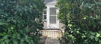 House 5 minute walk to downtown