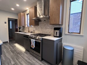 Fridge, microwave, oven, stovetop - Family Friendly Villa with Pool (Queens)