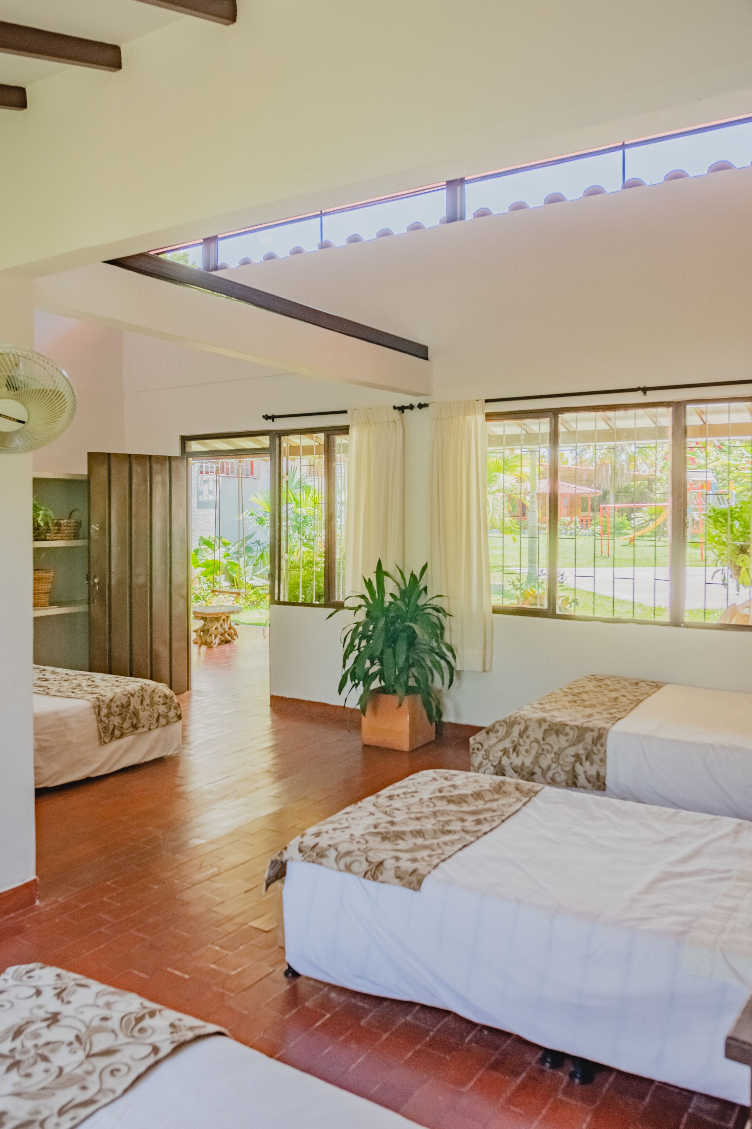 9 habitaciones, tabla de planchar con plancha y cuna de viaje 