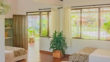 9 habitaciones, tabla de planchar con plancha y cuna de viaje