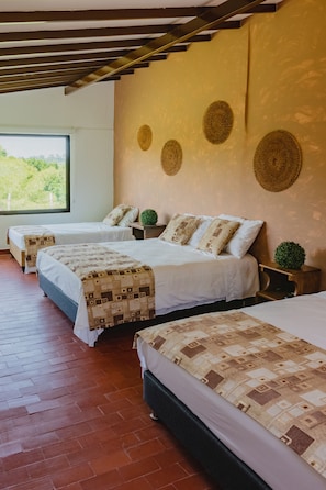9 habitaciones, tabla de planchar con plancha y cuna de viaje