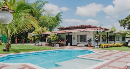 Casa Campestre Acogedora con Piscina y Vivero en el Eje Cafetero