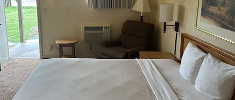 Single Room | Bathroom | Combined shower/tub, towels, soap, shampoo