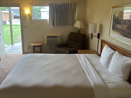 Single Room | Bathroom | Combined shower/tub, towels, soap, shampoo