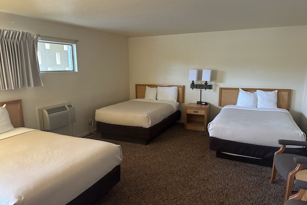 Triple Room | Free WiFi, bed sheets